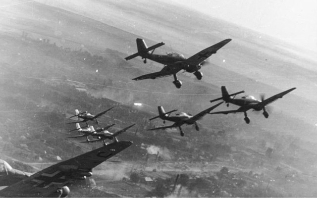 Four airplanes flying formation sky free wallpaper - medium preview image