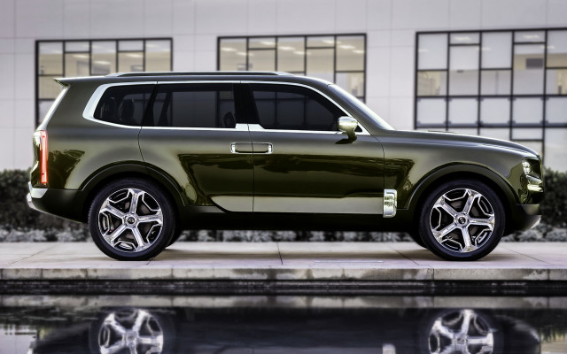 Green suv parked building reflection free wallpaper - medium preview image