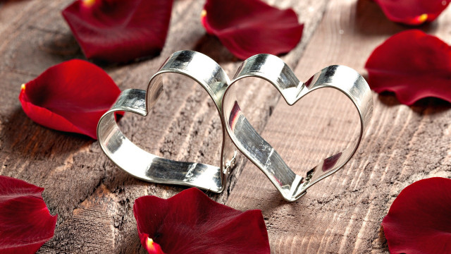 Heart shaped scissors red flowers free wallpaper - medium preview image