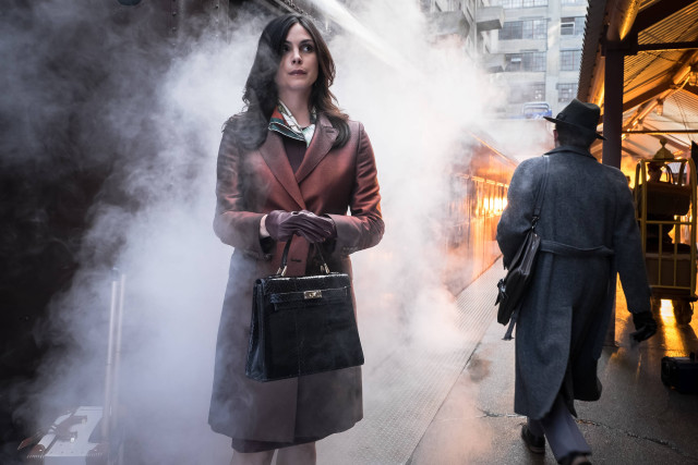 Woman man coat hat train free wallpaper - medium preview image