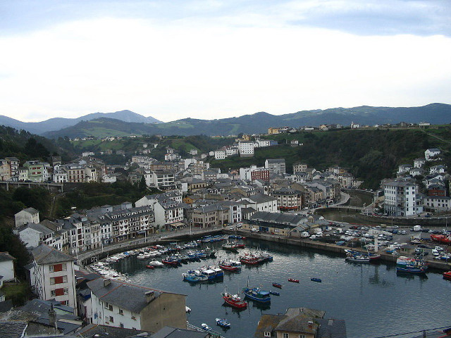 Harbor boats hillside trees mountains free wallpaper - medium preview image