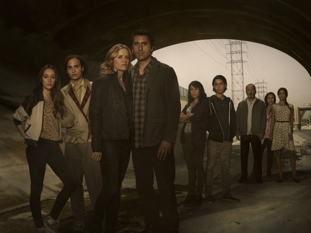 Group people tunnel bridge sky free wallpaper - medium preview image