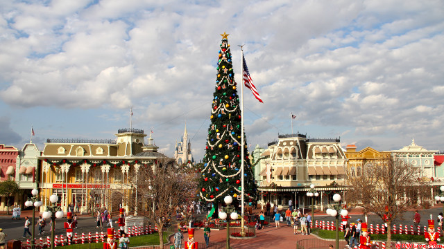 Christmas tree city square sky free wallpaper - medium preview image