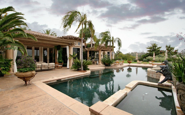 Large pool statue house palmtrees free wallpaper - medium preview image