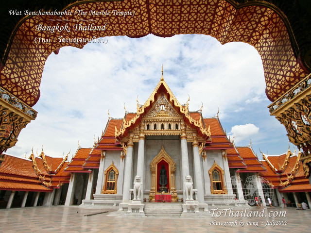 Red door gold roof pagoda free wallpaper - medium preview image