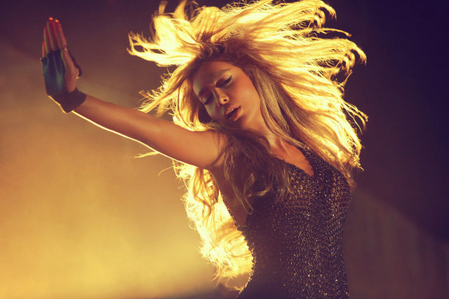 Woman dancing stage hands air free wallpaper - medium preview image