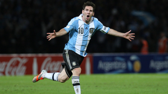 Soccer player running mouth open free wallpaper - medium preview image