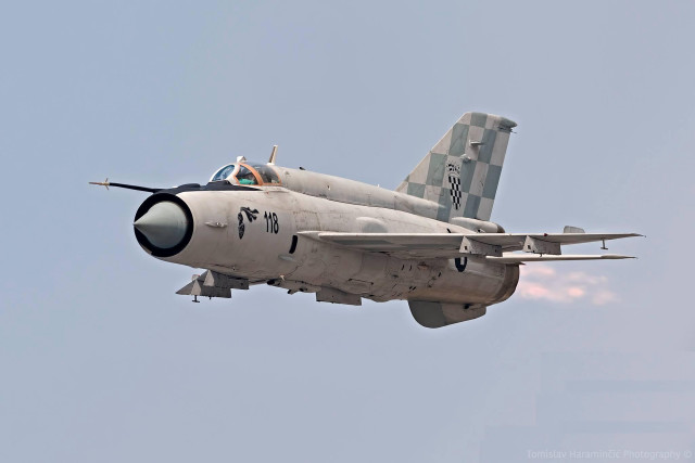 Fighterjet blue sky checkered tail free wallpaper - medium preview image