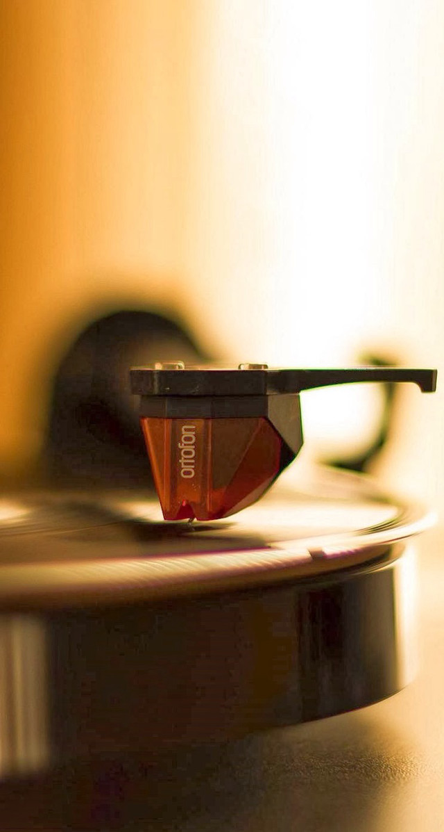 Record player table blurry wall free wallpaper - medium preview image