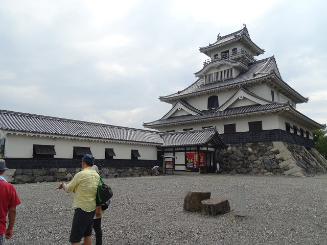 Couple people building tower stone free wallpaper - medium preview image