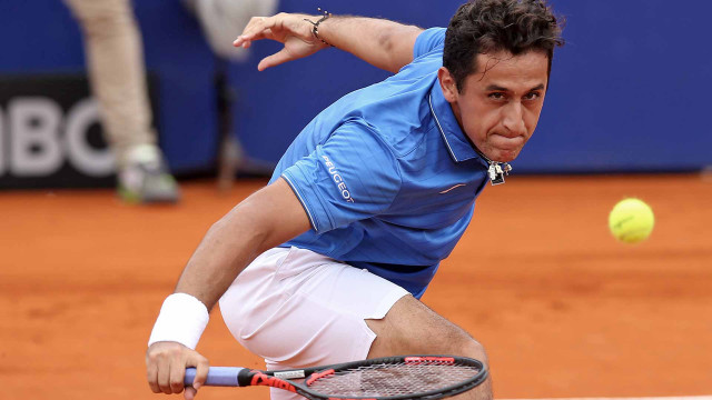 Man playing tennis clay court free wallpaper - medium preview image