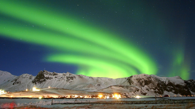 Green white aurora borealis snowy free wallpaper - medium preview image
