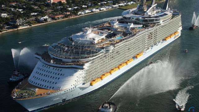 Cruise ship jet boat water free wallpaper - medium preview image