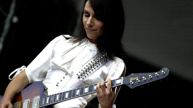 Woman playing guitar on stage free wallpaper - medium preview image