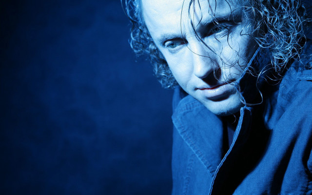 Man curly hair blue shirt free wallpaper - medium preview image