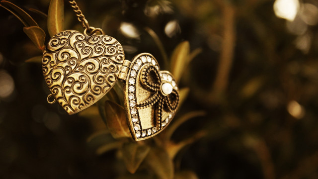 Gold heart pendant tree bow free wallpaper - medium preview image