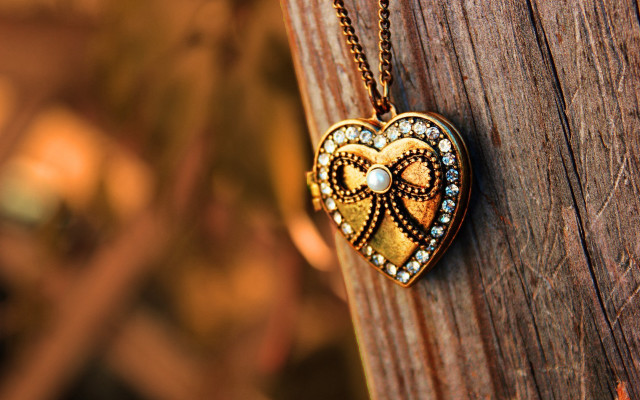 Heart shaped pendant wooden post free wallpaper - medium preview image