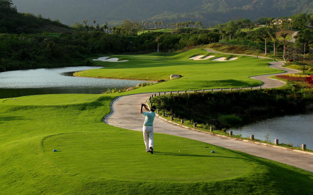 Man playing golf lake mountains free wallpaper - medium preview image