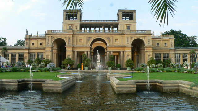 Neoclassicism fountain palmtree building cityscape free wallpaper for desktop - medium preview image