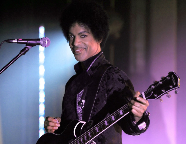 Man holding guitar microphone stand free wallpaper - medium preview image