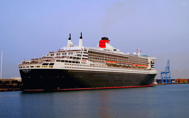 Cruise ship docked crane clear free wallpaper - medium preview image