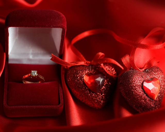 Red hearts red box ring free wallpaper - medium preview image