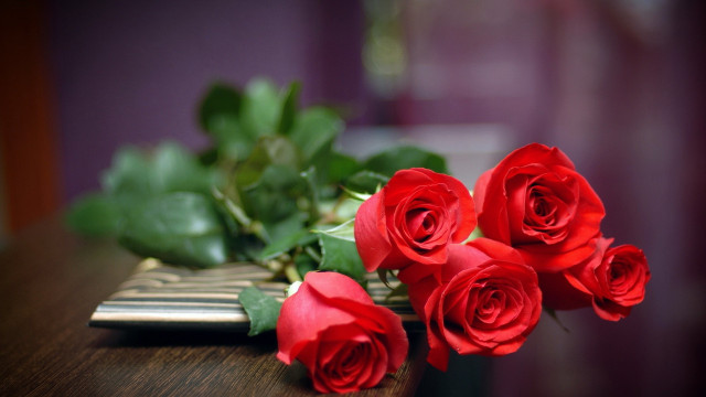 Red roses table gold bar #5 free wallpaper - medium preview image