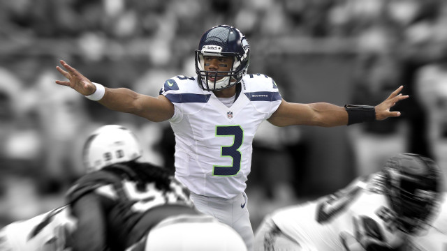 Football player throwing ball game free wallpaper - medium preview image