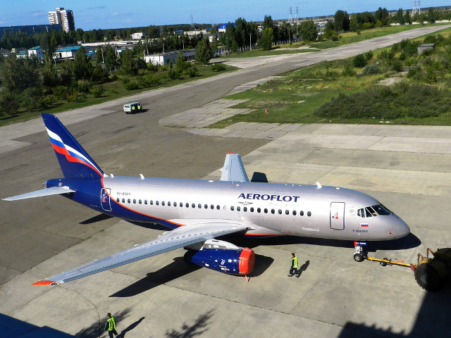 Large jetliner airport tarmac runway free wallpaper - medium preview image