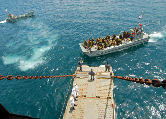 Boat people water chain background free wallpaper - medium preview image