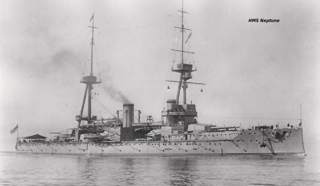 Large ship floating water next free wallpaper - medium preview image