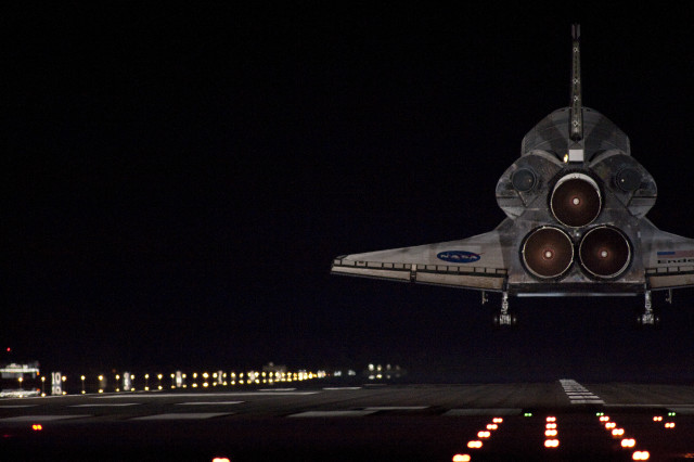 Space shuttle takeoff night airport free wallpaper - medium preview image