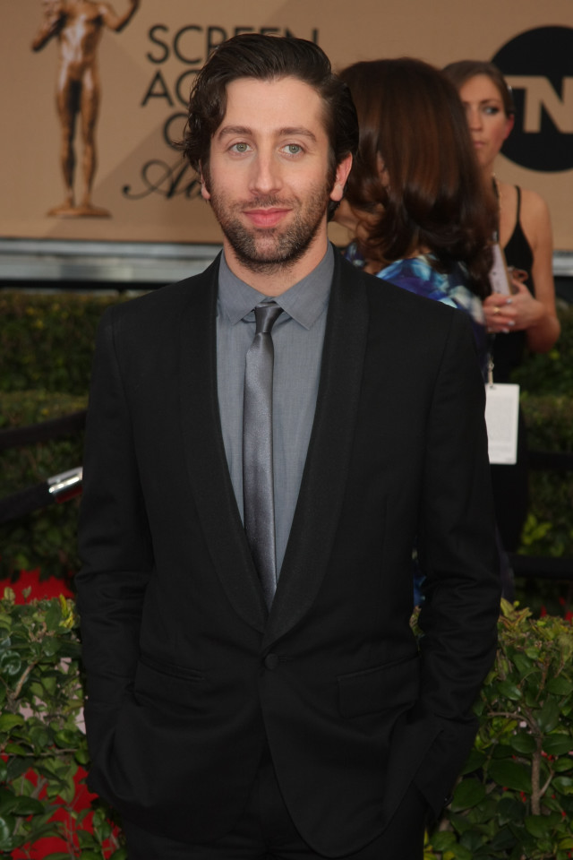 Man suit redcarpet blackdress blurry free wallpaper - medium preview image