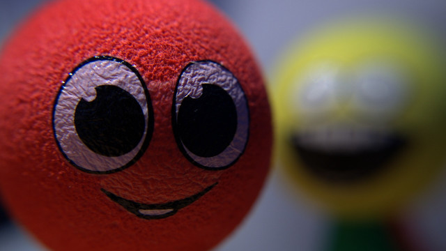 Red ball smiley yellow green free wallpaper - medium preview image