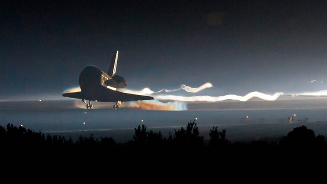 Space shuttle takeoff night smoke #2 free wallpaper - medium preview image