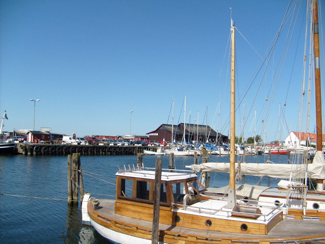 Boat docked dock water building free wallpaper - medium preview image