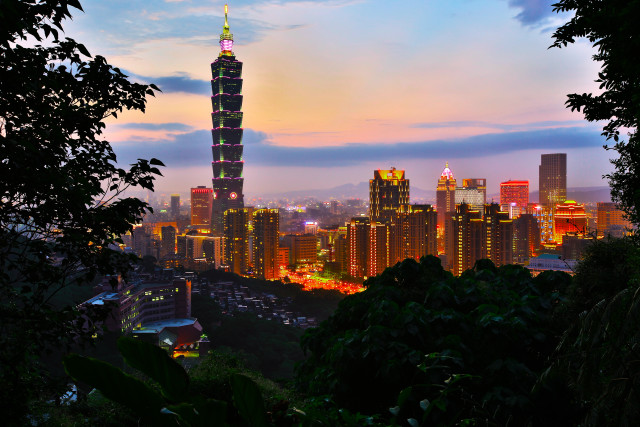 City skyline tall tower dusk free wallpaper - medium preview image