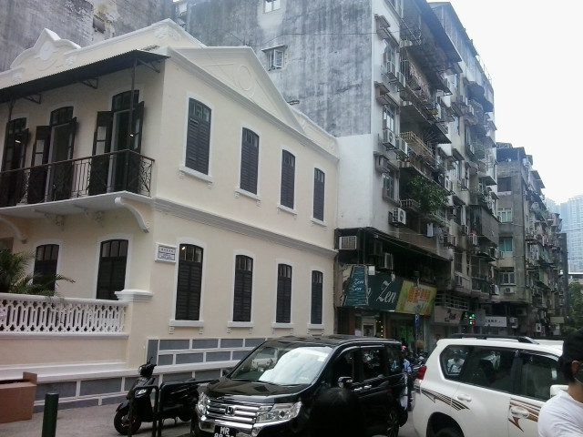 Car parked building balconies motorcycle free wallpaper - medium preview image