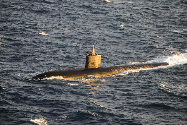 Submarine ocean waves boat distance free wallpaper for desktop - medium preview image