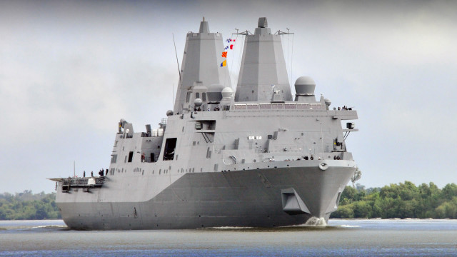 Large gray ship sailing water free wallpaper - medium preview image