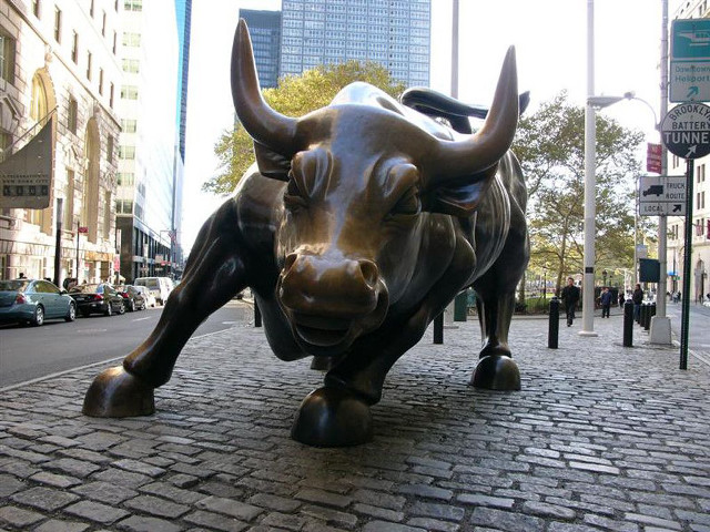 Bull statue city brick street free wallpaper - medium preview image