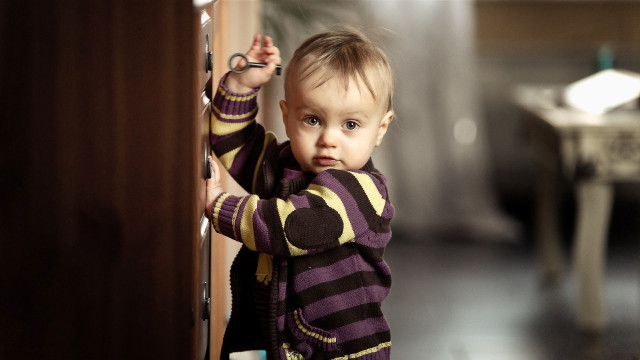 Little boy standing door handle free wallpaper - medium preview image