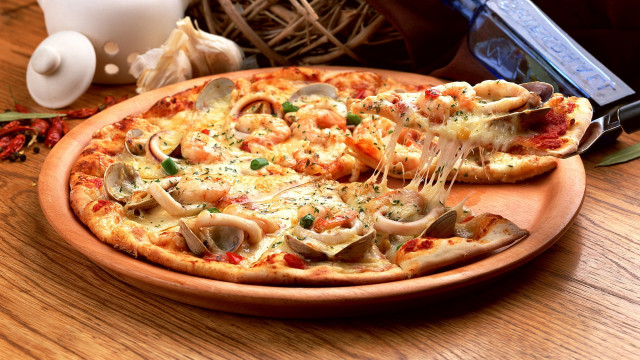 Pizza slice wooden plate table free wallpaper - medium preview image