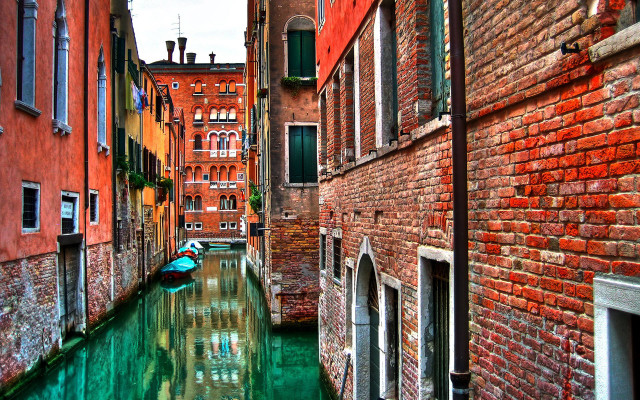 Narrow canal boat buildings bridge free wallpaper - medium preview image