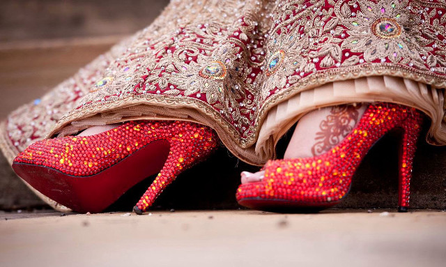 Red heels woman feet gold free wallpaper for desktop - medium preview image