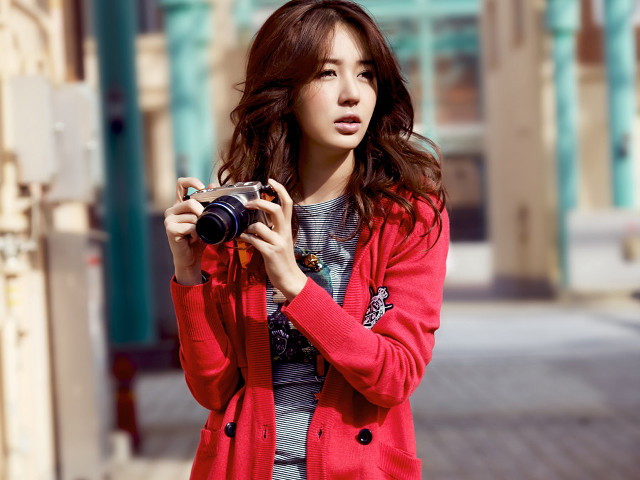 Woman holding camera looking screen free wallpaper - medium preview image