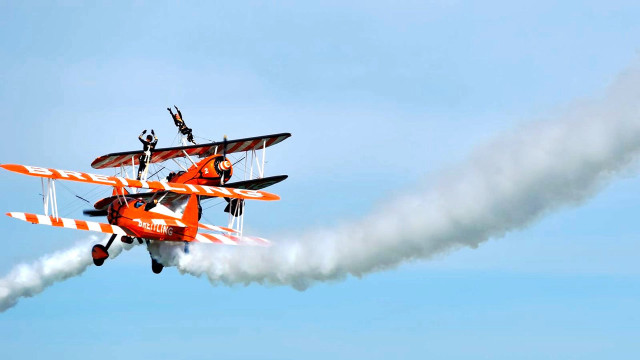 Two planes flying smoke trails free wallpaper - medium preview image