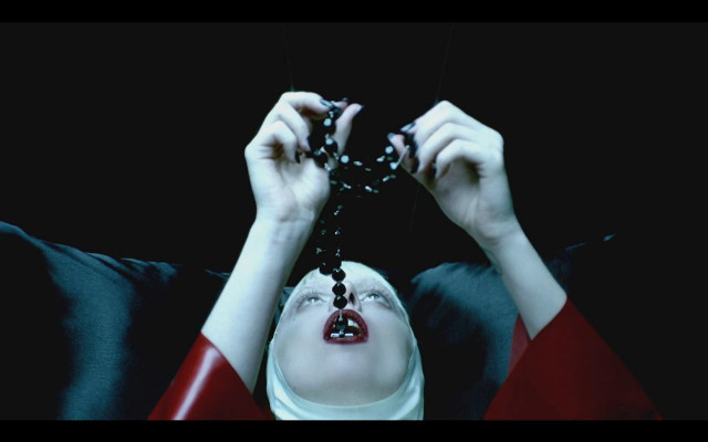 Woman hands chain mouth open free wallpaper - medium preview image