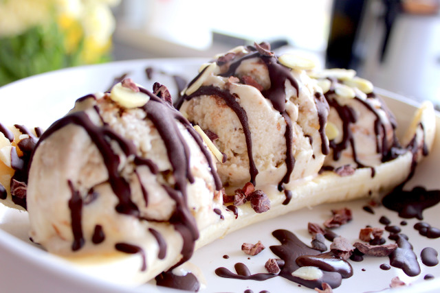 White plate ice cream banana free wallpaper - medium preview image