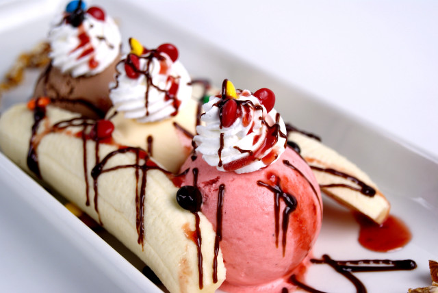 Banana split ice cream chocolate free wallpaper - medium preview image